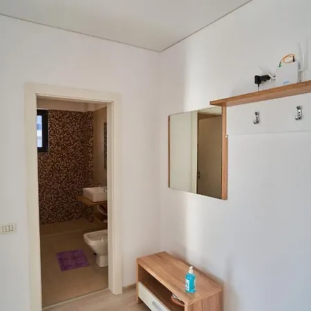 Sunny Lake Apartments With Breathtaking View Apartmán