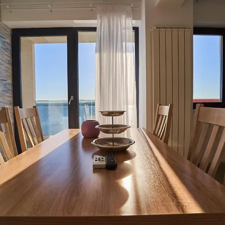 Sunny Lake Apartments With Breathtaking View Apartmán