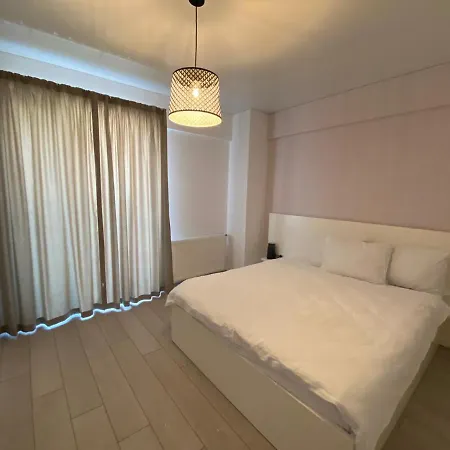 Sunny Lake Apartments With Breathtaking View Apartmán