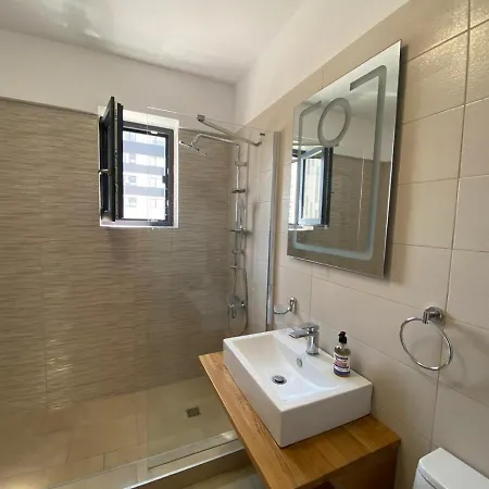 Sunny Lake Apartments With Breathtaking View Apartmán